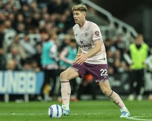 英媒：利物浦密切关注小蜜蜂后卫科林斯，但预计球员今夏不会离队