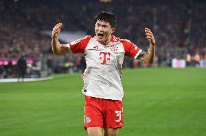 记者：金玟哉的未来在夏窗结束前都不确定，高薪成为转会阻碍