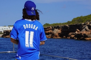 享受假期！库库雷利亚社媒晒度假照片，身穿德罗巴球衣