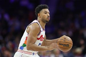 队记：76人不会让格莱姆斯阻碍埃奇库姆的成长 但前者仍很有价值