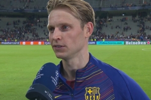 德容：主场最后时刻丢球让人失望，但欧冠很长这比赛不是决定性的