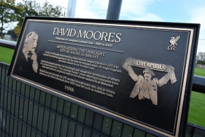 利物浦前主席大卫-摩尔斯纪念牌在红军柯比青训学院揭幕