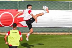 这球感绝了！K77面对来球腾空跳起，用脚面稳稳停球