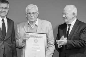 95岁荣誉会员菲希特尔离世，拜仁官方发文悼念