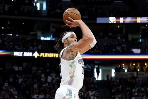 天道酬勤！戈登生涯三分命中率仅33.1% 上季43.6% 今天上半场7中7