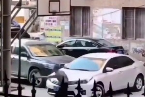 大爷在小区篮球场投篮砸到小轿车，你站哪一边？🤔🤔🤔