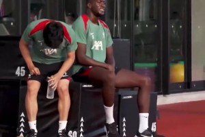 讲的挺6😂在日本踢友谊赛，科纳特用日语对远藤航说“你好”