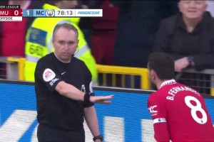 曼市德比最争议时刻！拉什福德上演越位护球！B费破门进球有效！