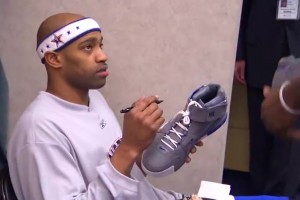 当年也是小迷弟！詹姆斯首次进全明星时，让队友在鞋子上签名留念