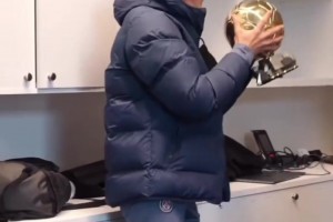 登贝莱归队，恩里克热烈欢迎并亲了亲他刚领回来的金球😂