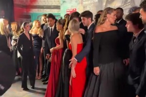 大巴黎众人带着妻子和登贝莱合影，只有杜埃、巴尔科拉没有女朋友