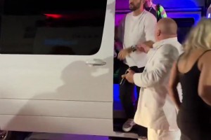 真会玩！鹈鹕墨菲和朋友一同前往夜店放松，下来一车魔鬼身材辣妹😍