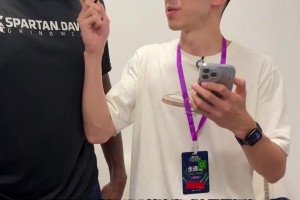 挺猎奇呀！恩比德抠完腚，手放鼻子上闻，随后罚球