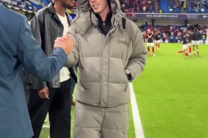 大棉袄+大棉裤！帕尔默观战欧冠切尔西vs本菲卡