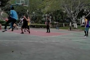 好家伙，这是直接瞄着去垫脚啊，不怕被打吗？😳