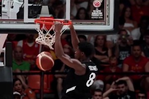 身体素质炸裂！探花埃奇库姆效力巴哈马男篮隔扣队友圆脸登😱